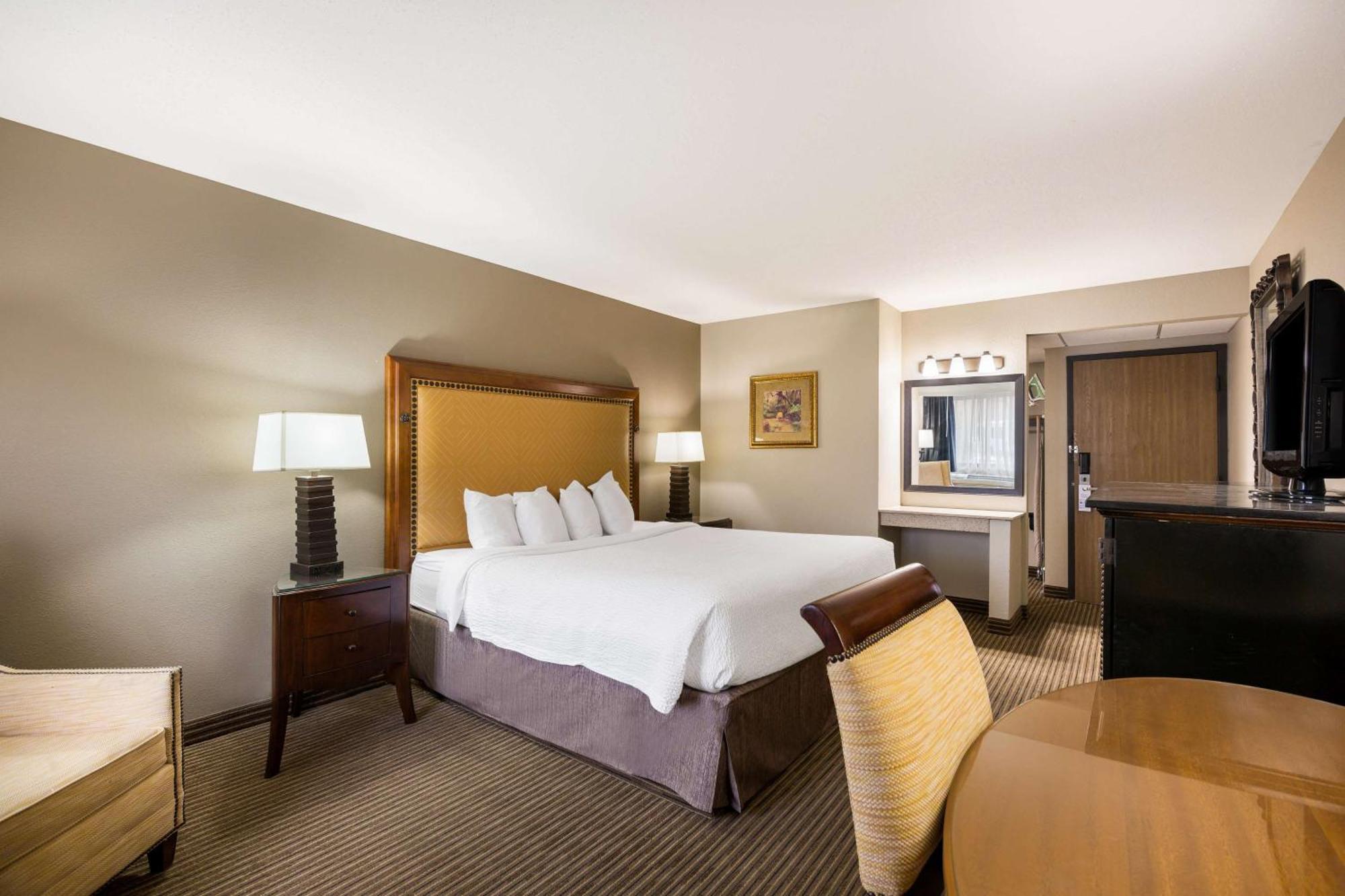 Revel Hotel Minot - Surestay Collection By Best Western Esterno foto