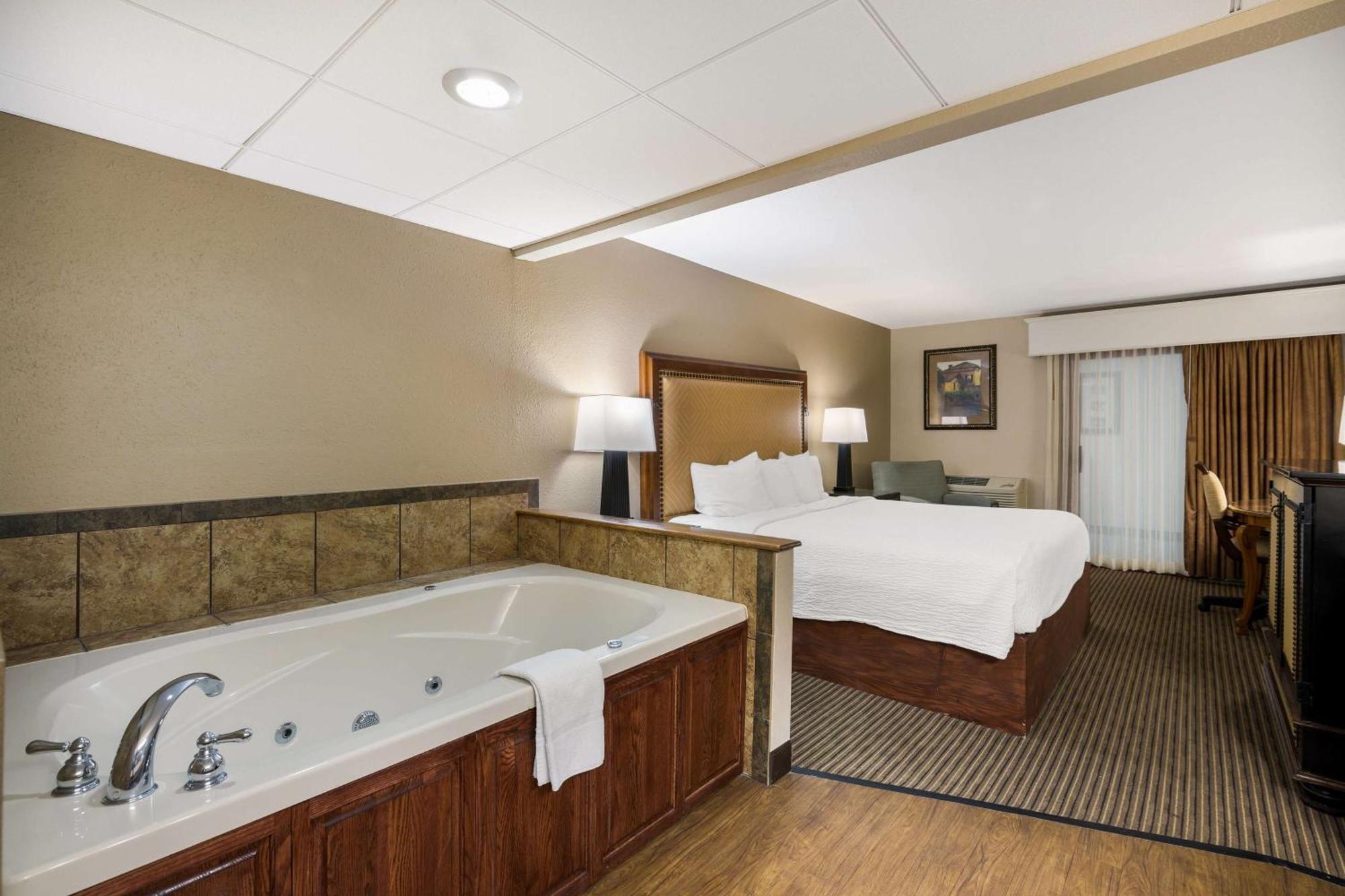 Revel Hotel Minot - Surestay Collection By Best Western Esterno foto