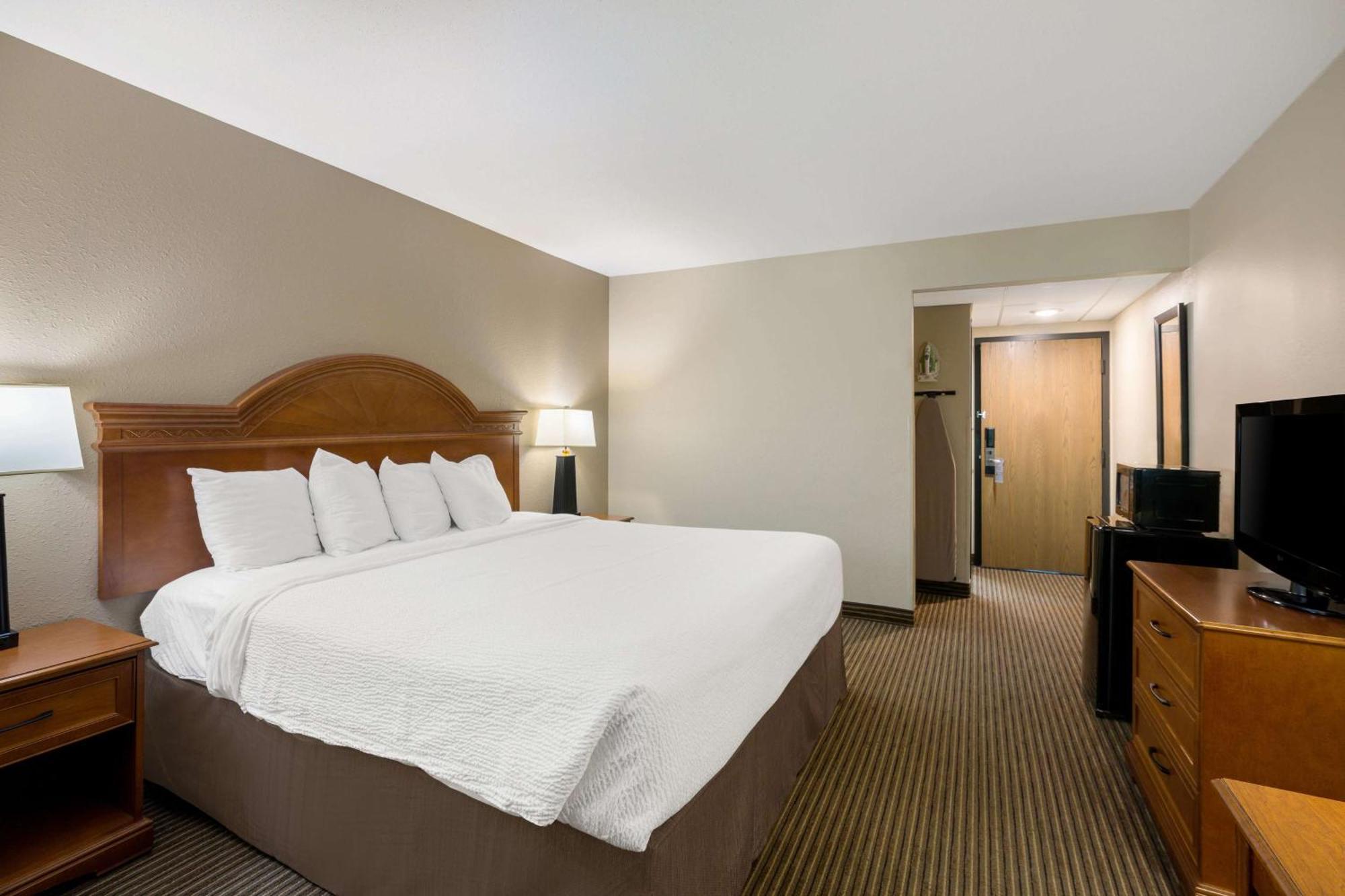 Revel Hotel Minot - Surestay Collection By Best Western Esterno foto